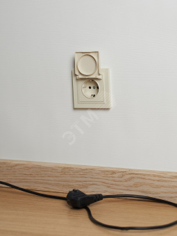 BRITE Розетка с заземлением с защитными шторками и крышкой 16А IP44 РСбш10-3-44-БрКр бежевый